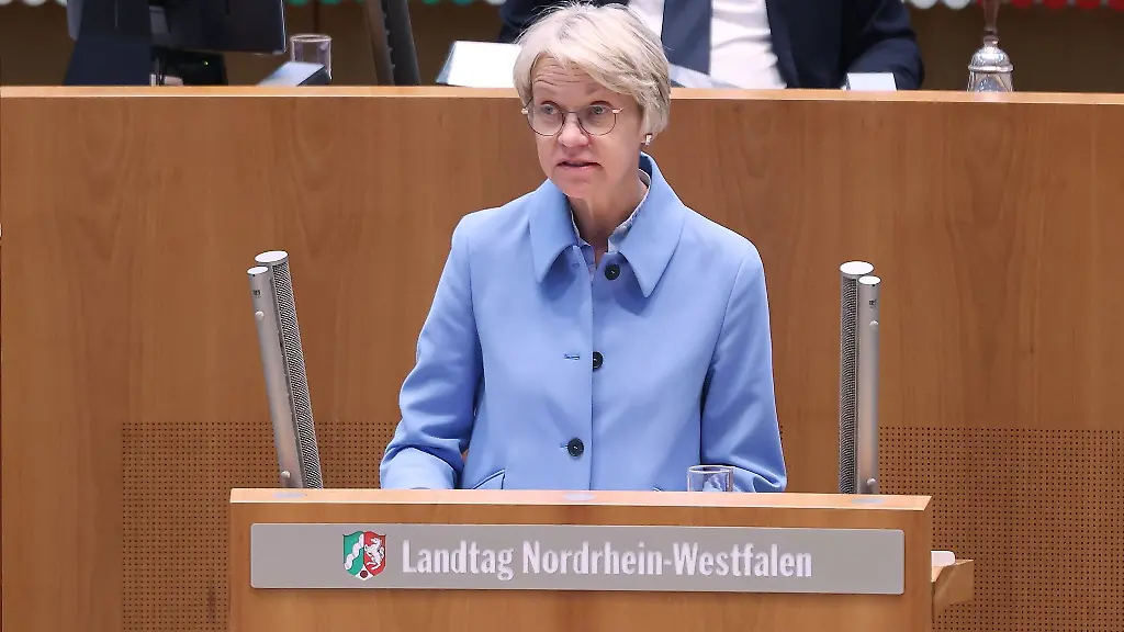 NRW-Schulministerin-Dorothee-Feller-CDU-laesst-den-Vorwurf-der-Vernachlaessigung-der-Bildungsinvestitionen-nicht-auf-sich-sitzen