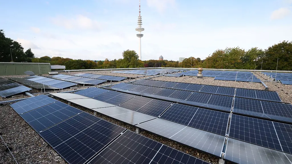 Die-neue-Photovoltaikanlage-auf-dem-CCH-Congress-Center-Hamburg-soll-jaehrlich-mehr-als-318-000-Kilowattstunden-Strom-liefern