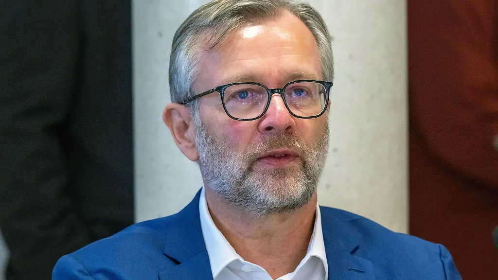 Nach-den-Worten-von-Finanzminister-Heiko-Geue-SPD-will-die-Bundeswehr-in-den-kommenden-Jahren-bis-zu-fuenf-Milliarden-Euro-in-Mecklenburg-Vorpommern-investieren