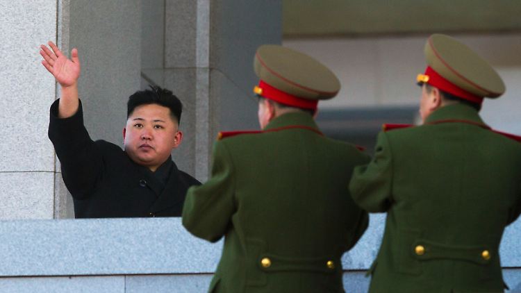Kim Jong Un nimmt in Pjöngjang eine Parade der Armee ab.