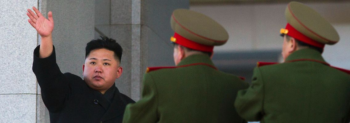 Kim Jong Un nimmt in Pjöngjang eine Parade der Armee ab.