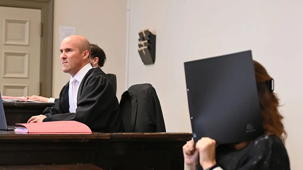 Die-Angeklagte-r-sitzt-mit-ihrem-Anwalt-Dirk-Bachmann-im-Strafjustizgebaeude-in-Hamburg