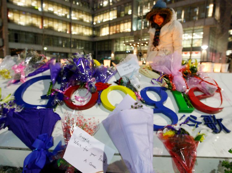 Vielen Dank für die Blumen - Vor der Google-Zentrale in Peking werden Blumen abgelegt.