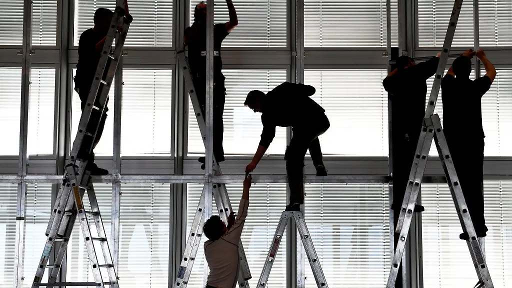 Wenn-Stellenabbau-droht-ist-der-Austausch-mit-Kollegen-wichtig-aber-auch-das-Gespraech-mit-Vorgesetzten-kann-Klarheit-bringen