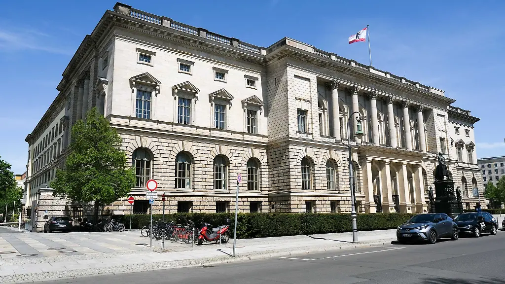 Im-Berliner-Abgeordnetenhaus-treffen-Schueler-auf-Zeitzeugen-des-Hamas-Massakers-in-Israel-vor-gut-zwei-Jahren