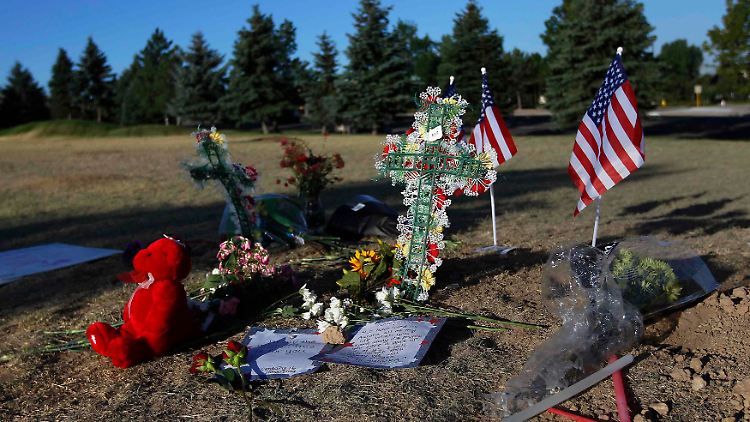 Gedenken an die Opfer: Amerika trauert um die 12 Kinobesucher, die bei dem Massaker von Aurora ums Leben kamen.