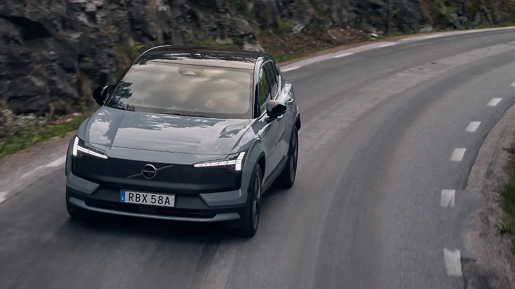 351908-Volvo-EX30-Cross-Country