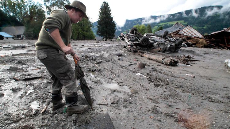 Viele Menschen mussten in Sicherheit gebracht werden. Ihre Häuser wurden unbewohnbar.