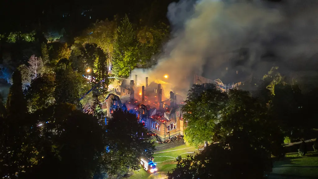 Im-Internet-ist-ein-angebliches-Bekennerschreiben-aufgetaucht-in-dem-sich-eine-Gruppe-zur-Brandstiftung-an-einem-Jagdschloss-im-Landkreis-Regensburg-bekennt