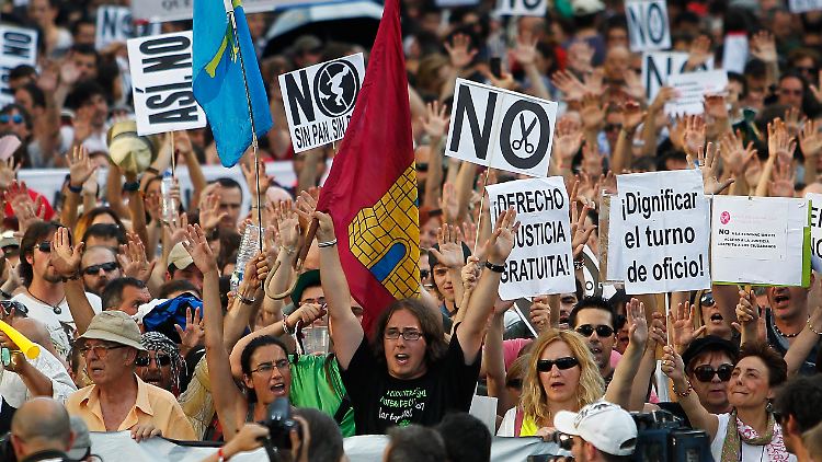 Menschen, denen nach eigener Aussage die Austeritätspolitik Spaniens die Luft zum Atmen nimmt, wehren sich.