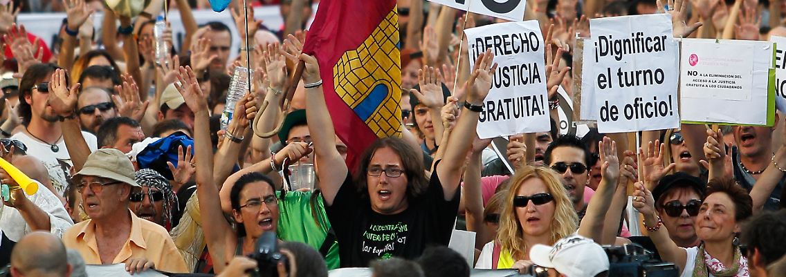Menschen, denen nach eigener Aussage die Austeritätspolitik Spaniens die Luft zum Atmen nimmt, wehren sich.