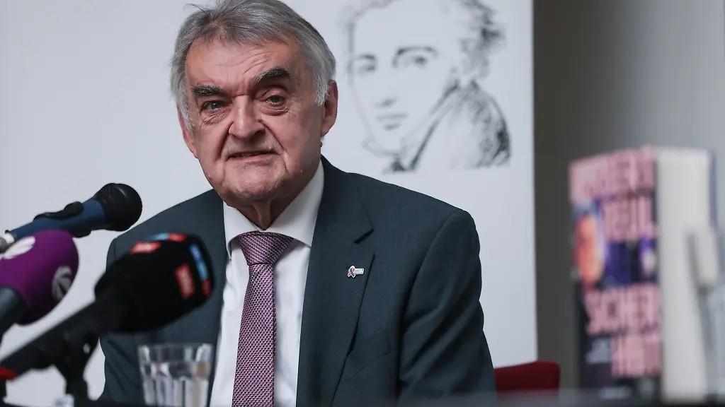 NRW-Innenminister-Herbert-Reul-CDU-hat-sein-erstes-Buch-vorgestellt