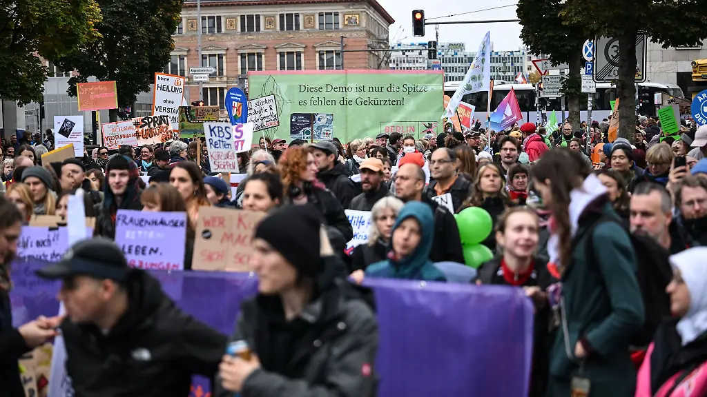 Demonstranten-protestieren-gegen-geplante-Kuerzungen-in-Berlin