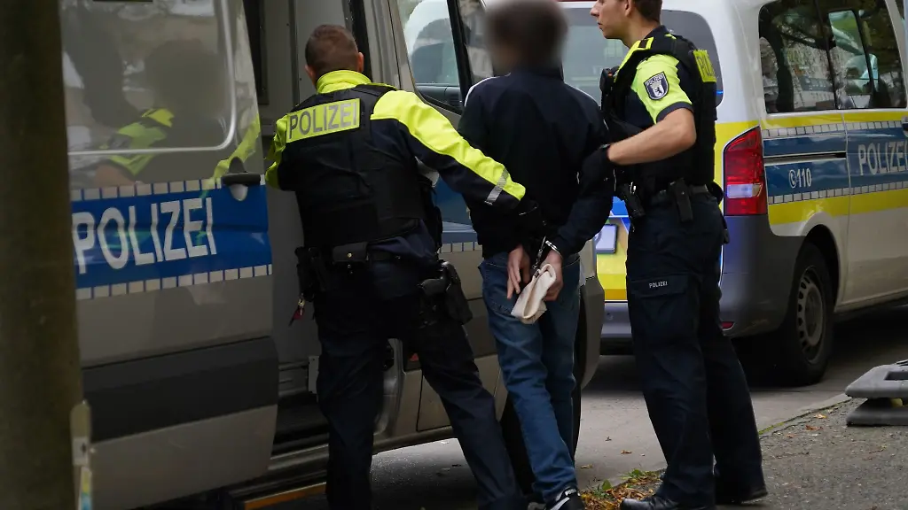 Wegen-des-Verdachts-des-erpresserischen-Menschenraubes-hat-die-Berliner-Polizei-einen-Jugendlichen-und-einen-erwachsenen-Mann-festgenommen