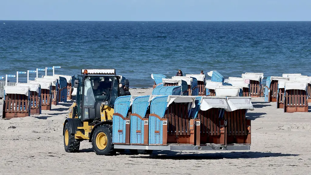 In-Warnemuende-verschwinden-die-Strandkoerbe-vom-Strand-trotz-eines-neuen-Erlasses-der-eine-laengere-Bewirtschaftung-ermoeglichen-sollte