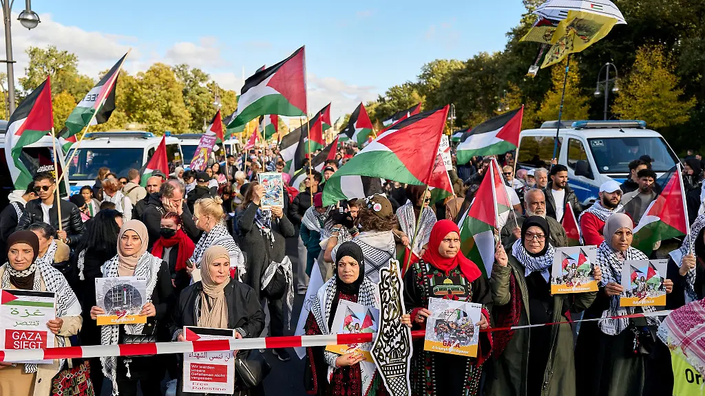 Am-Brandenburger-Tor-versammeln-sich-Tausende-Menschen-fuer-eine-pro-palaestinensische-Demonstration