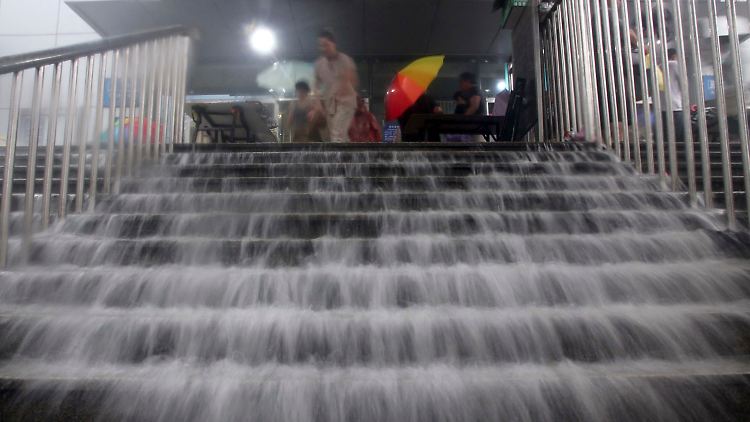 Das Wasser strömt in eine U-Bahnstation.
