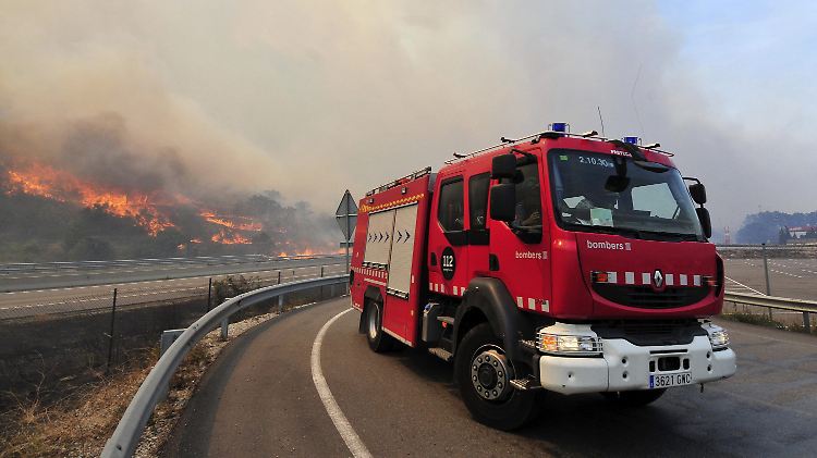 Die Feuerwehr versucht ihr Bestes im Kampf gegen die Flammen.