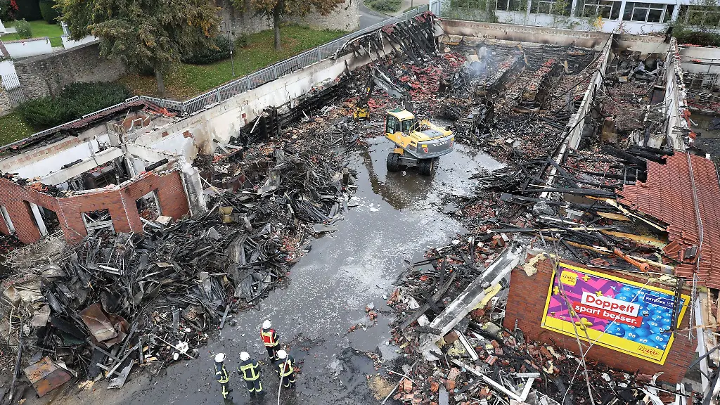 Nach-einem-Brand-in-einem-Supermarkt-in-Osterode-bleibt-nur-noch-eine-Ruine-uebrig