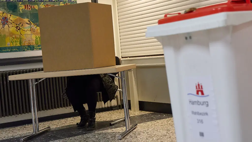 Die-Abstimmungslokale-sind-am-Sonntag-bis-18-00-Uhr-geoeffnet-Direkt-im-Anschluss-werden-laut-Landeswahlamt-die-Stimmen-ausgezaehlt