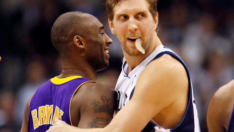 Lakers-Star Kobe Bryant heißt Dirk Nowitzki im 20.000er-Klub willkommen.
