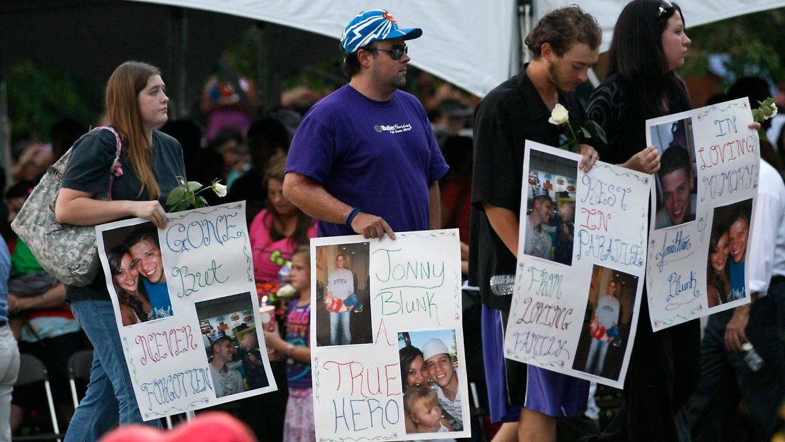 2012-07-23T024035Z_01_DEN116_RTRMDNP_3_USA-SHOOTING-DENVER-VIGIL.JPG3195707564189332466.jpg