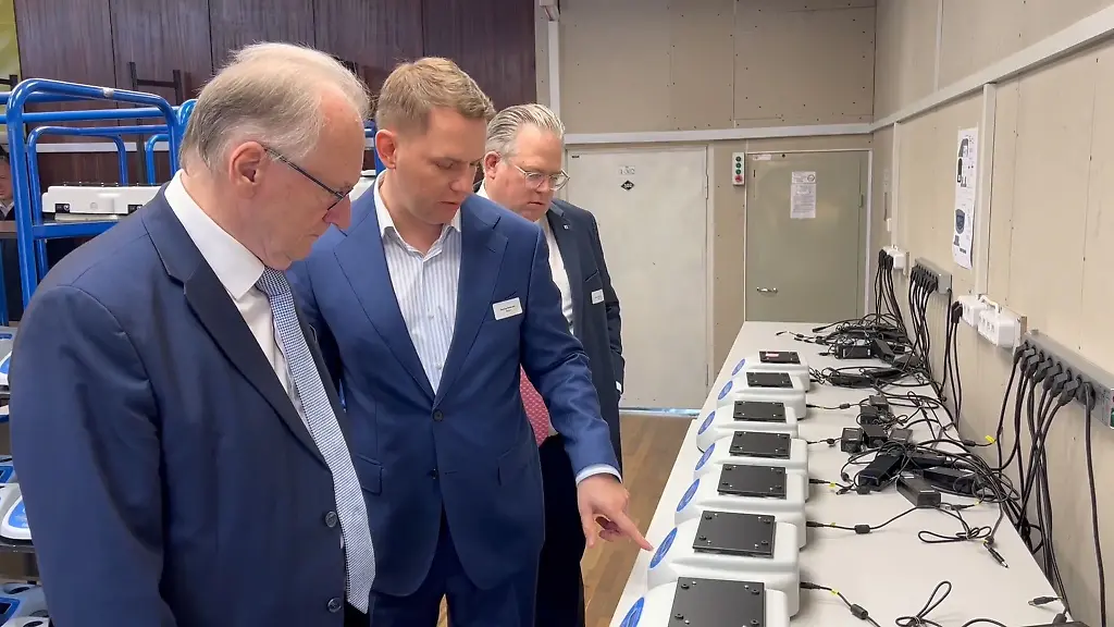 Ministerpraesident-Reiner-Haseloff-CDU-will-die-Wirtschaftsbeziehungen-zu-den-baltischen-Staaten-staerken-und-Unternehmen-bei-der-Vermittlung-von-Kontakten-unterstuetzen-wie-er-bei-einem-Besuch-des-Laborgeraeteherstellers-Biosan-sagte