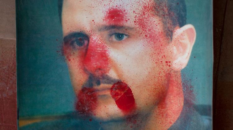 Das Blut Tausender syrischer Zivilisten klebt an ihm - in etlichen Varianten zeichnet die Opposition dieses Bild von Präsident Assad.