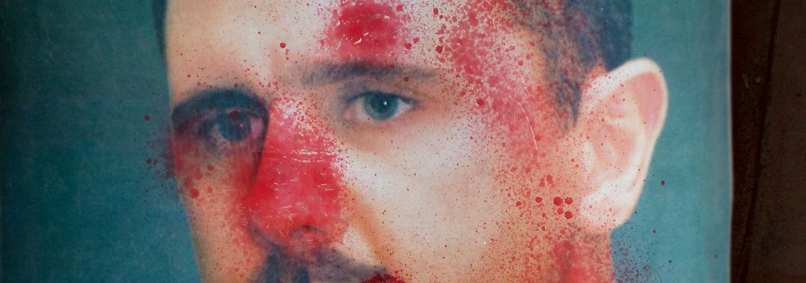 Das Blut Tausender syrischer Zivilisten klebt an ihm - in etlichen Varianten zeichnet die Opposition dieses Bild von Präsident Assad.