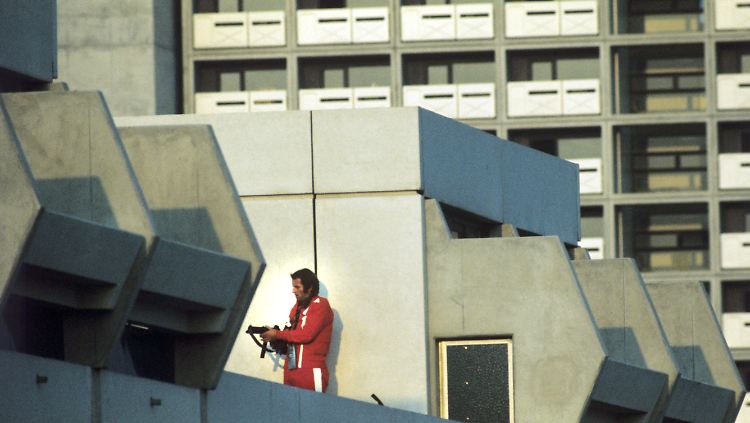 München, 5. September 1972: Ein Scharfschütze geht auf einem Dach im Olympischen Dorf in Stellung, nachdem palästinensische Terroristen israelische Sportler während der Spiele 1972 als Geiseln genommen haben.