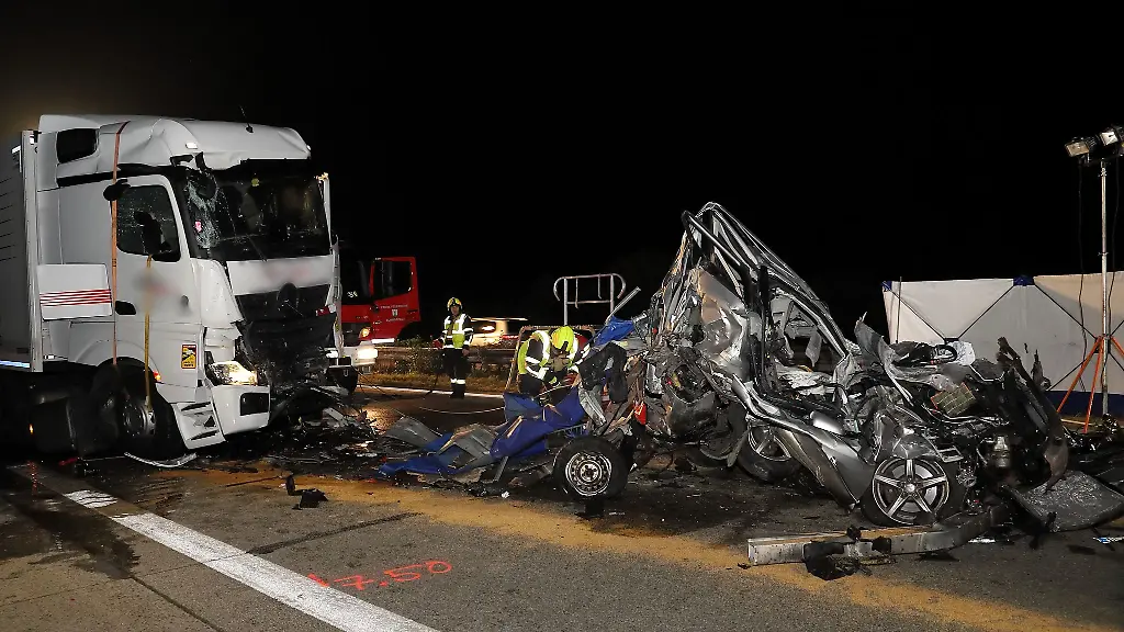 Der-Autofahrer-starb-die-beiden-Lkw-Fahrer-wurden-leicht-verletzt