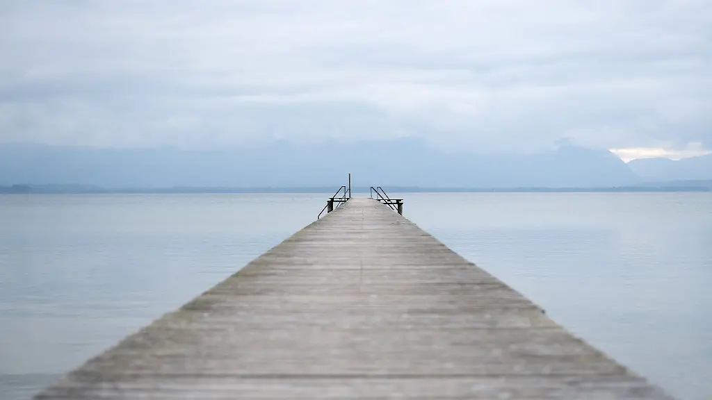 Zu-Tagesbeginn-sind-viele-Wolken-und-Nebel-am-bayerischen-Himmel-zu-sehen