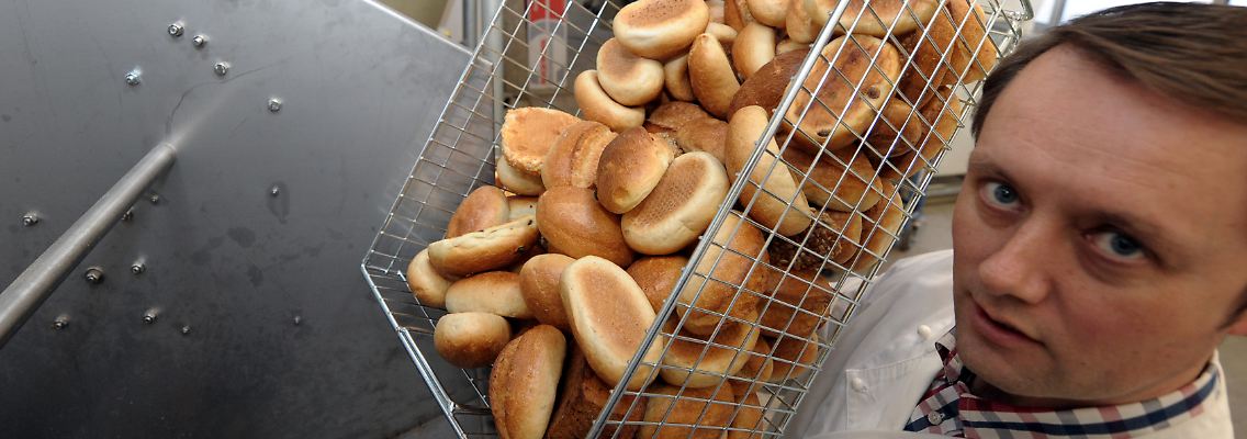 Erst schüttet Bäcker Schüren die alten Brötchen in eine Schredderanlage.