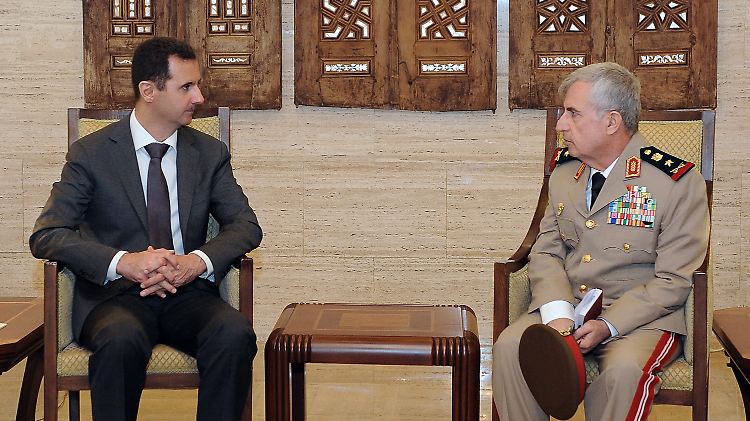 Noch sind die berüchtigten chemischen Kampfstoffe unter ihrer Kontrolle: Assad mit General Ayoub, der die Truppe befehligt.