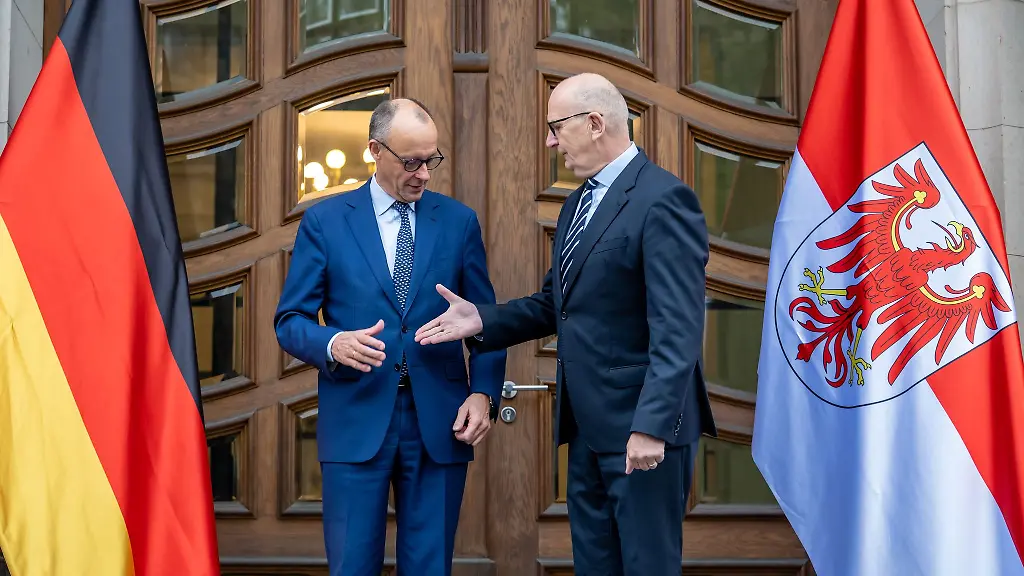 Shake-hands-zum-Auftakt-Kanzler-Merz-CDU-wird-vom-brandenburgischen-Ministerpraesidenten-Dietmar-Woidke-SPD-empfangen-Es-ist-der-erste-offizielle-Antrittsbesuch-des-Kanzlers-in-einem-ostdeutschen-Bundesland