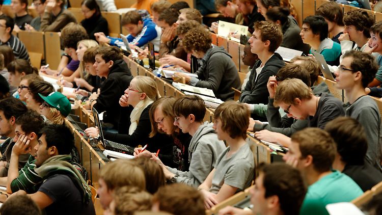 Erst- und Zweitsemester kommen laut Professoren mit massiven Kompetenzschwächen an die Uni. 