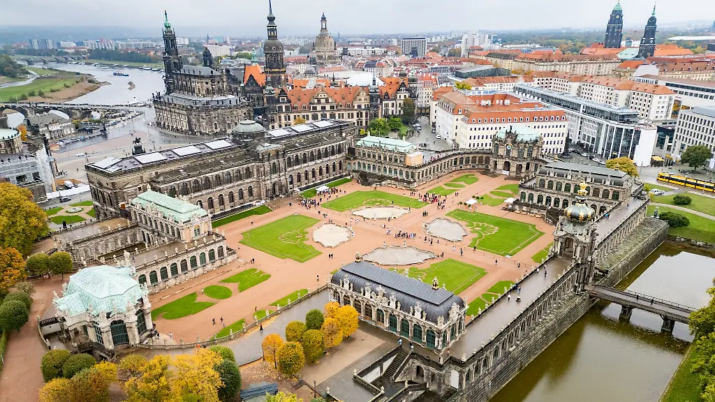 Der-Zwinger-zaehlt-mit-bis-zu-fuenf-Millionen-Besuchern-pro-Jahr-zu-den-Wahrzeichen-von-Dresden