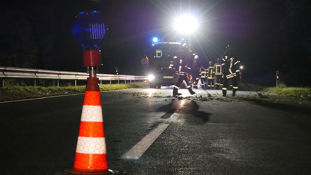 Beide-Autofahrer-werden-verletzt-zwei-Rinder-sterben