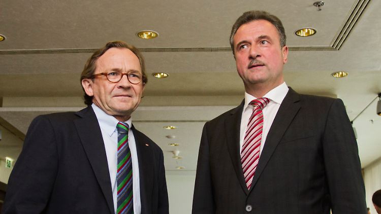 Claus Weselsky, Bundesvorsitzender der Gewerkschaft Deutscher Lokomotivführer und Ulrich Weber, Personal-Vorstand der Deutschen Bahn, während der Tarifverhandlungen.