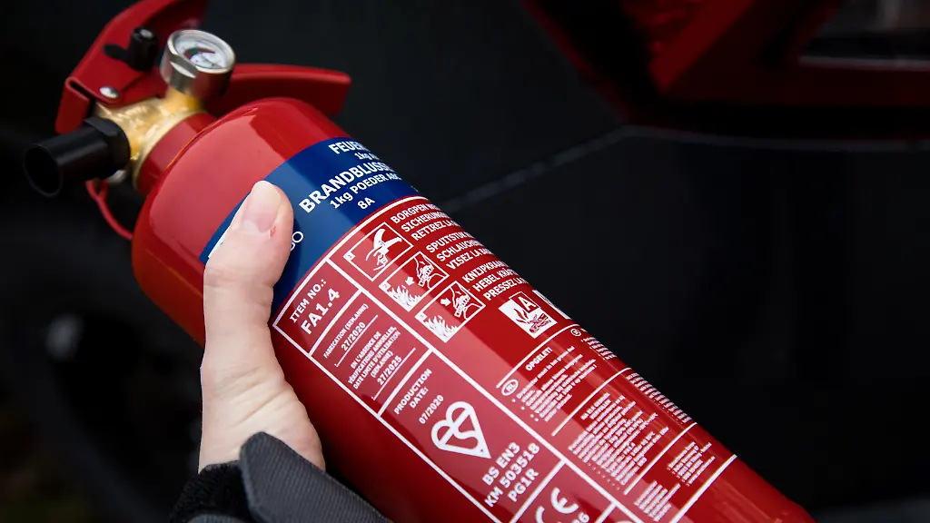 Gut-vorbereitet-Verschiedene-Feuerloescher-Typen-so-findet-jeder-den-passenden-Schutz-fuer-Zuhause-Buero-oder-Auto