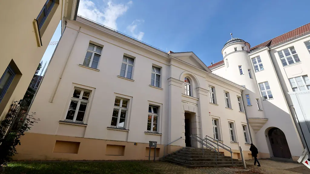 In-der-Grundschule-bietet-nach-Aussage-Oldenburgs-ein-Raum-der-Stille-eine-Moeglichkeit-des-Gedenkens-und-des-Innehaltens