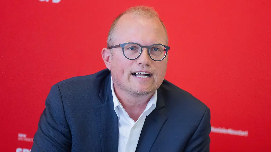 Der-nordrhein-westfaelische-SPD-Landtagsfraktionschef-Jochen-Ott-ist-gegen-ein-Losverfahren-bei-der-Auswahl-von-Wehrdienstleistenden