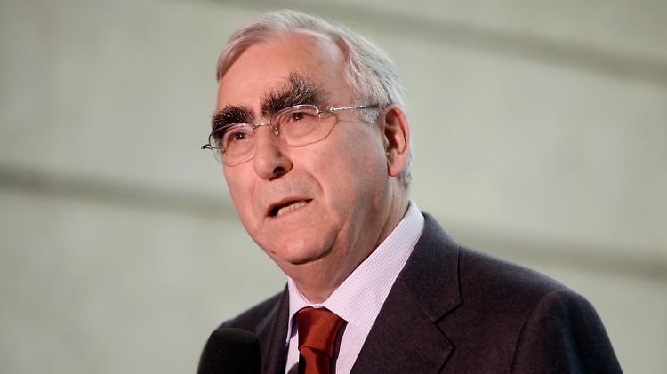 Waigel wundert sich darüber, dass es die griechischen Politiker so weit haben kommen lassen.