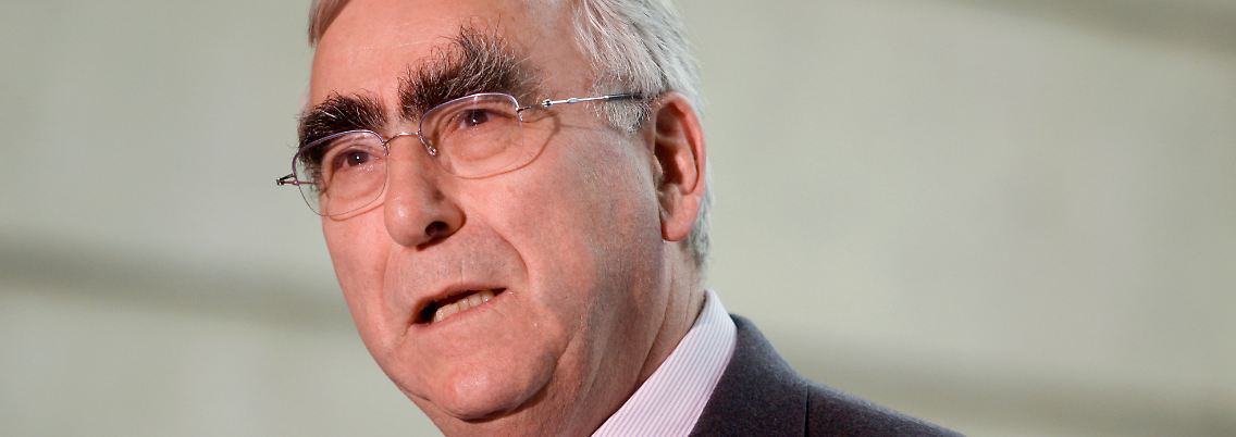 Waigel wundert sich darüber, dass es die griechischen Politiker so weit haben kommen lassen.
