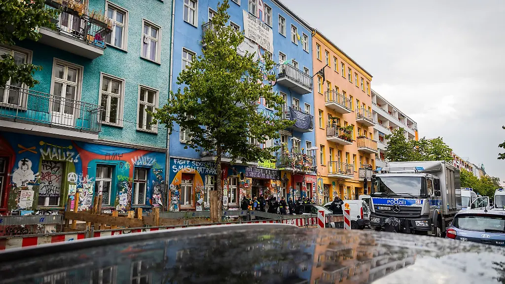 Kurz-vor-dem-Prozessbeginn-rueckte-die-Polizei-aus