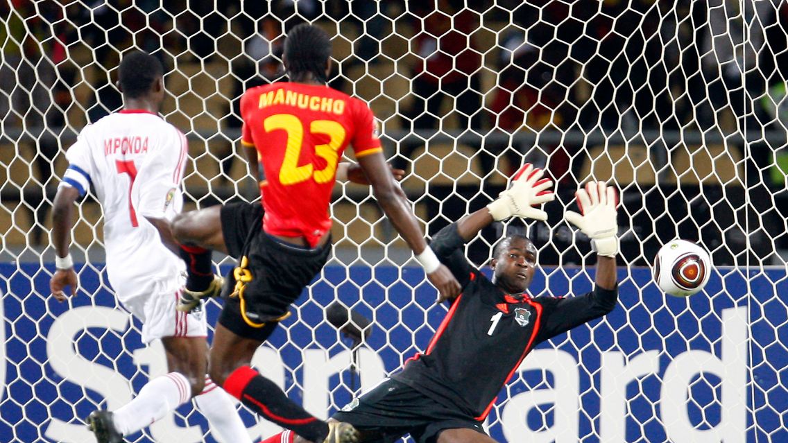 Letztlich erfolgreich: Auch wenn in dieser Szene Malawis Torwart einen Treffer verhindern kann, siegte Angola mit 2:0.