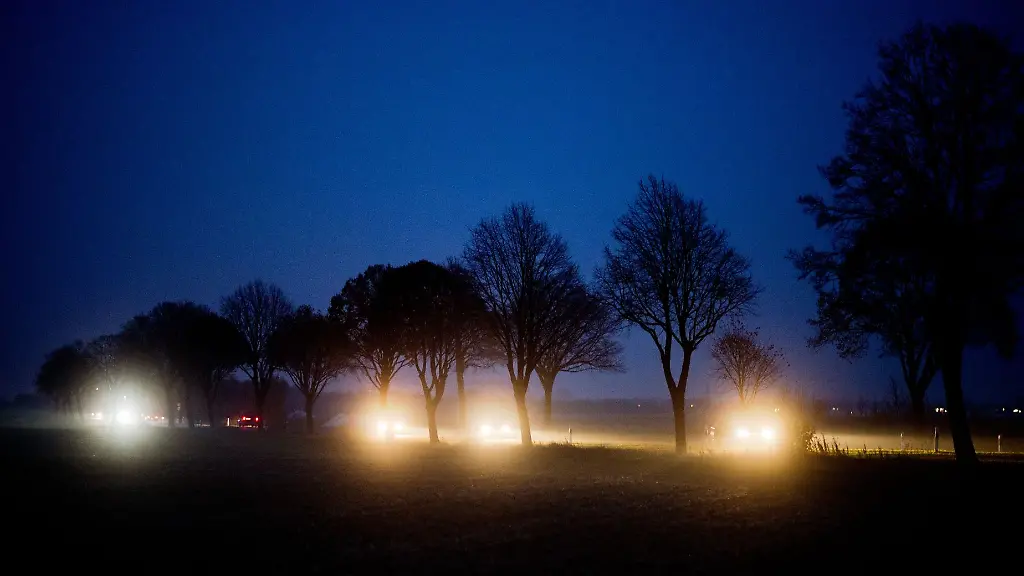 Mystische-aber-gefaehrliche-Stimmung-Gerade-in-der-dunklen-Jahreszeit-steigt-die-Gefahr-am-Steuer-von-den-Lichtern-anderer-Fahrzeuge-geblendet-zu-werden