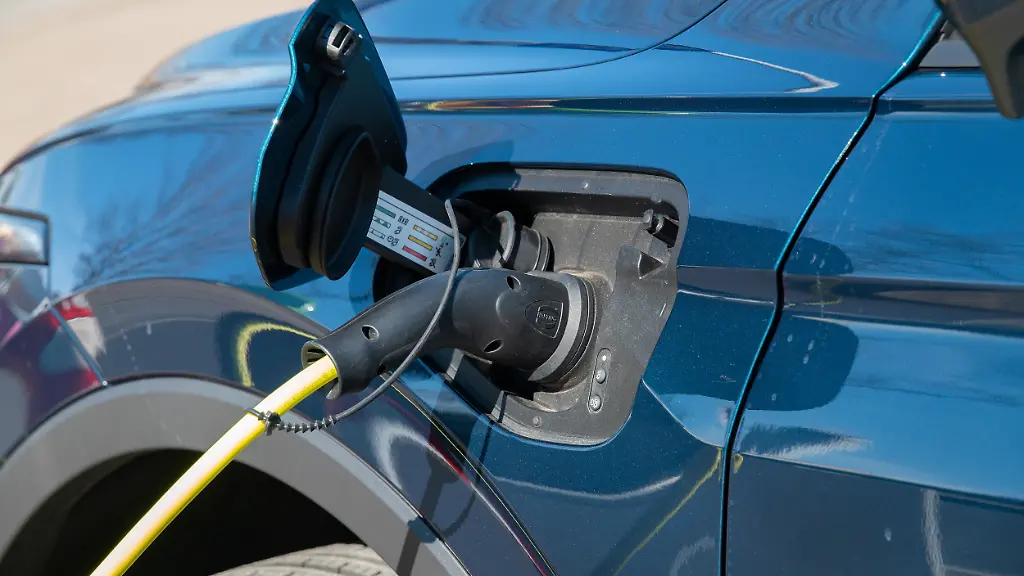 Mit-Stecker-und-Auspuff-Autos-mit-Plug-In-Hybrid-Motor-sind-nicht-so-umweltfreundlich-wie-viele-glauben