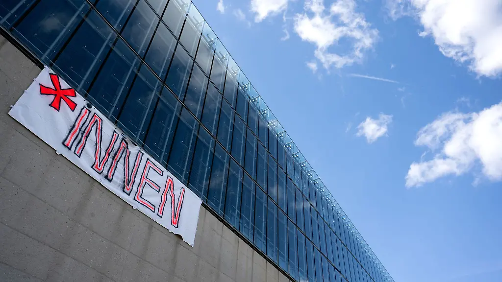 Das-Genderverbot-in-Hessen-sieht-vor-dass-in-vielen-Bereichen-Woerter-mit-Sternchen-nicht-mehr-verwendet-werden-duerfen