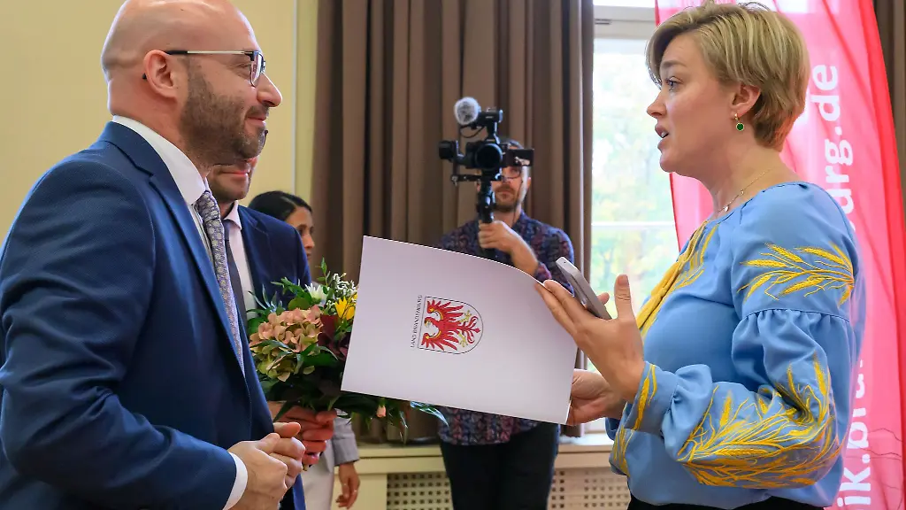 Yuliia-Nikitchenko-r-vom-Opora-Verein-nimmt-den-Landesintegrationspreis-entgegen